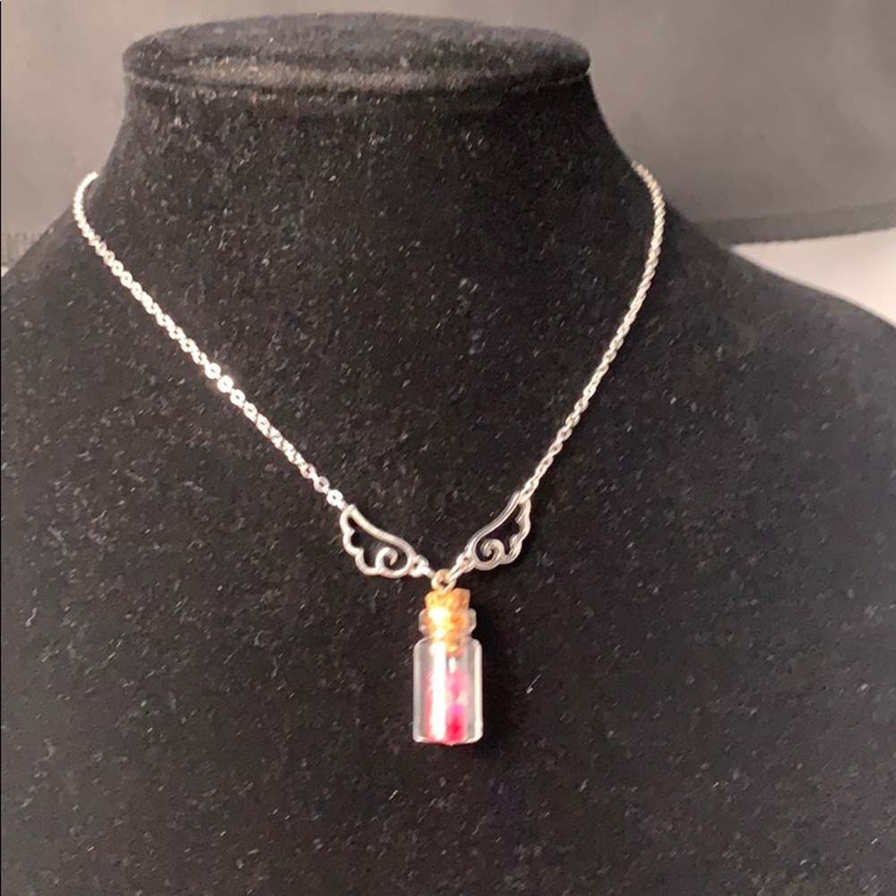 Silver tone necklace